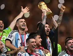 九州娱乐-关于足球场上比拼激烈，谁将捧起奖杯？的信息