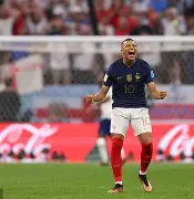 国际足坛上一场耀眼的精彩角逐大战(国际足坛上一场耀眼的精彩角逐大战视频)