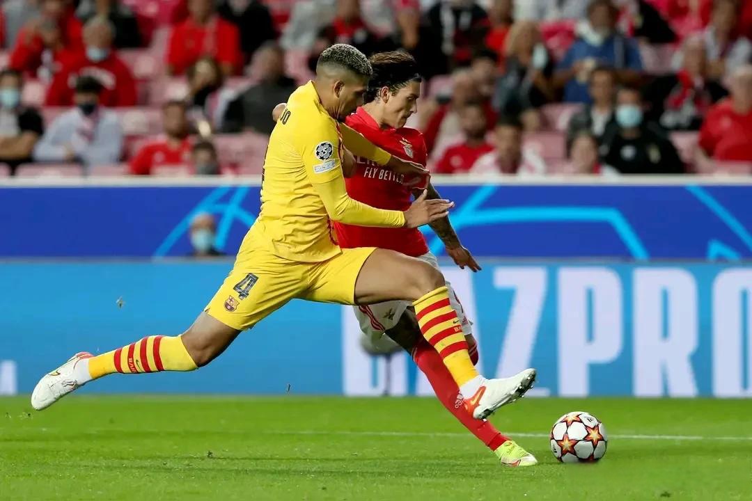 顶尖球队尽显实力，场上对决令人心跳加速的简单介绍