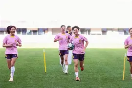 荷兰女足运动员表现出色助球队晋级(从青涩菜鸟到世界亚军,飞翔的荷兰女足还有未来)