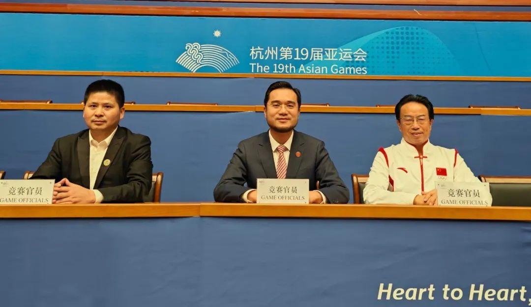 九州娱乐-在比赛中为运动员捡球和递毛巾的工作人员叫球童